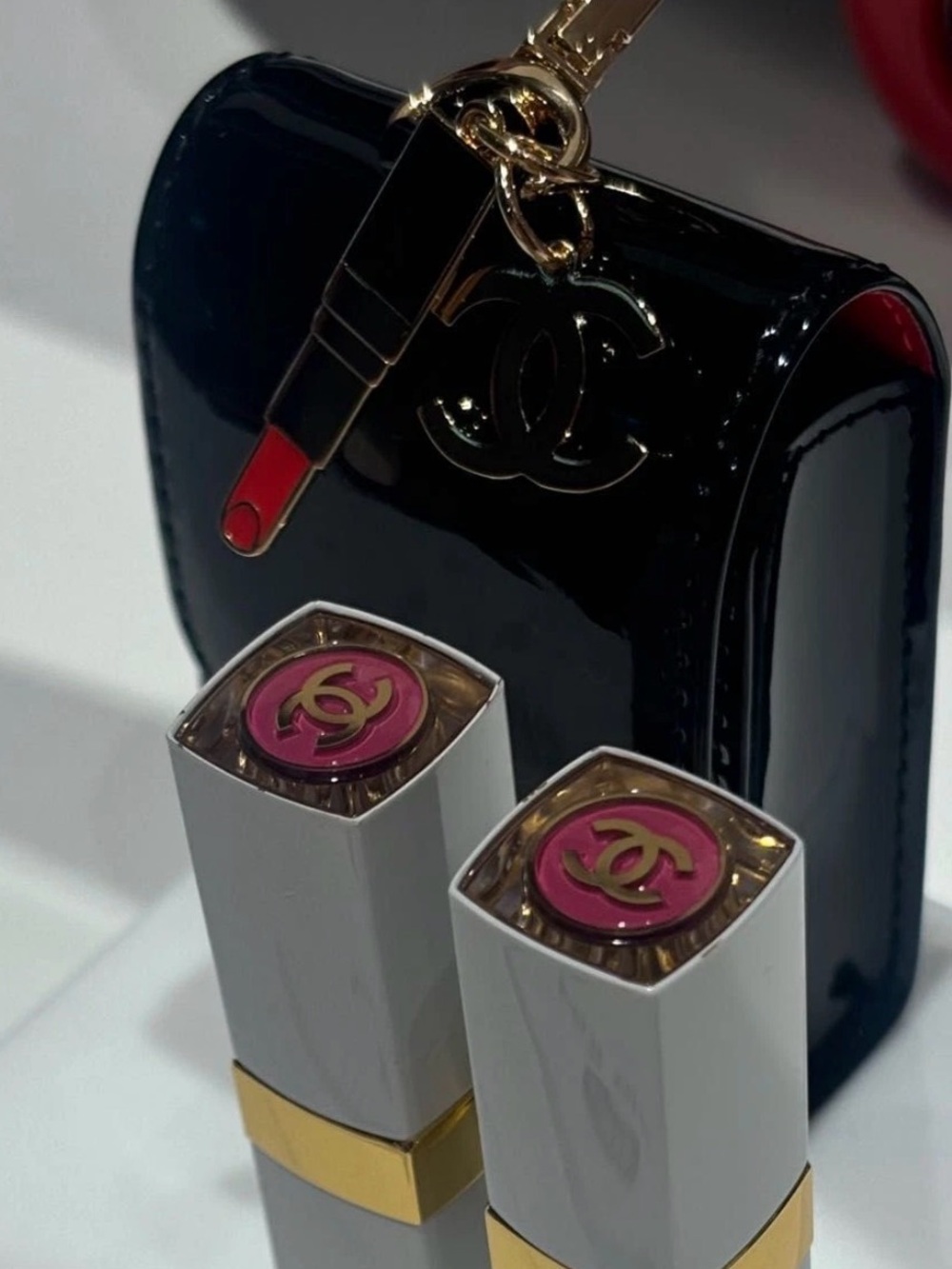 CHANEL Beauty Rouge Coco Patent Lipstick Case Pouch With Charm -Spring 2025 - Picture 4 of 8
